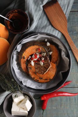 Taze pişmiş kabak dilimleri peynir, sarımsak, acı biber ve kekik ile gri ahşap masa, düz yatıyordu.