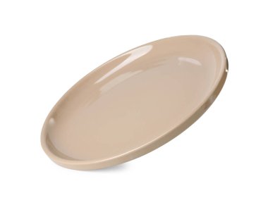 Beyaza izole edilmiş güzel bir seramik tabak.