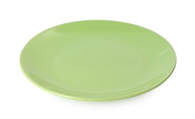 Güzel yeşil bir tabak beyaza izole edilmiş.