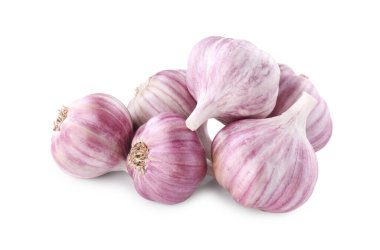 Beyazlara ayrılmış taze çiğ sarımsak kafalar.