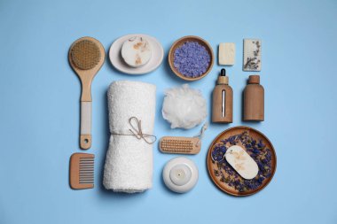 Açık mavi zemin üzerinde farklı spa ürünleri içeren düz konum