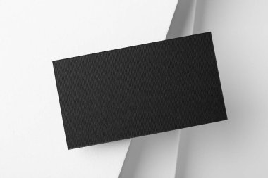 Açık arkaplanda boş bir siyah kartvizit, üst manzara. Tasarım için model