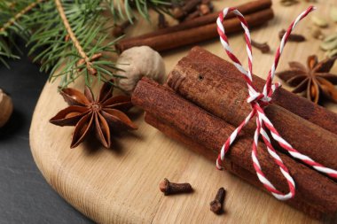 Farklı baharatlar, somun ve köknar dalları masada, yakın plan