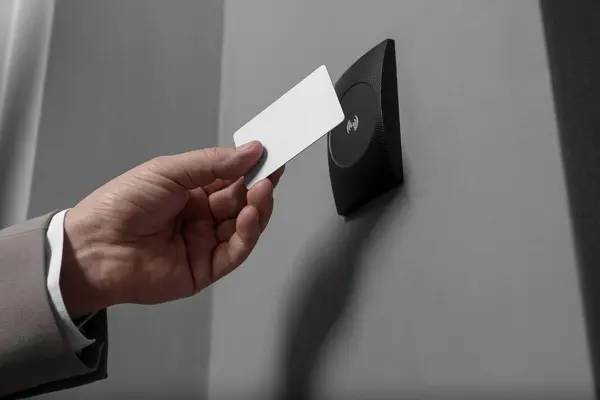 Mann Öffnet Magnetisches Türschloss Mit Schlüsselkarte Nahaufnahme Innere Sicherheit — Stockfoto