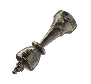 Bir altın satranç kralı beyaza izole edilmiş.