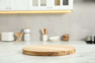 Mutfaktaki beyaz mermer masanın tahta kesme tahtası. Metin için boşluk