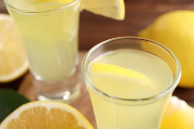 Limonlu Lezzetli limoncello likörü, yakın plan. Metin için boşluk