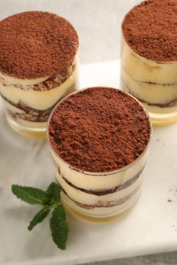 Gözlüklü nefis tiramisu ve nane şekeri masanın üstünde, yukarıda.