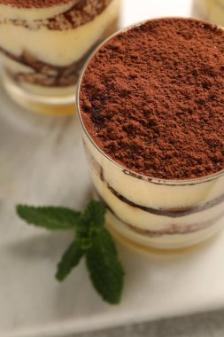 Gözlüklü nefis tiramisu ve nane şekeri masanın üstünde, yukarıda.
