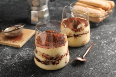 Gri desenli masada gözlüklü nefis tiramisu, yakın plan.