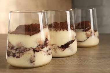 Ahşap masada gözlüklü nefis tiramisu, yakın plan.