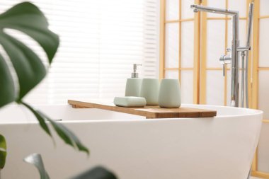 Banyodaki küvette banyo aksesuarları.