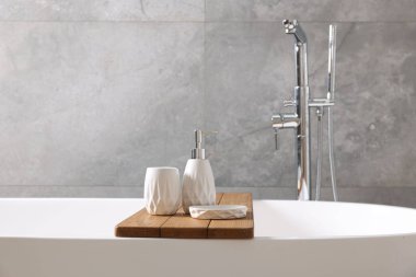 Banyodaki küvette banyo aksesuarları.