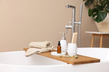 Banyodaki küvette farklı kişisel bakım ürünleri ve aksesuarlar.