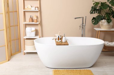 Banyodaki küvette farklı kişisel bakım ürünleri ve aksesuarlar.