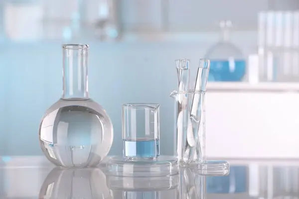 실험실 테이블에 액체와 — 스톡 사진