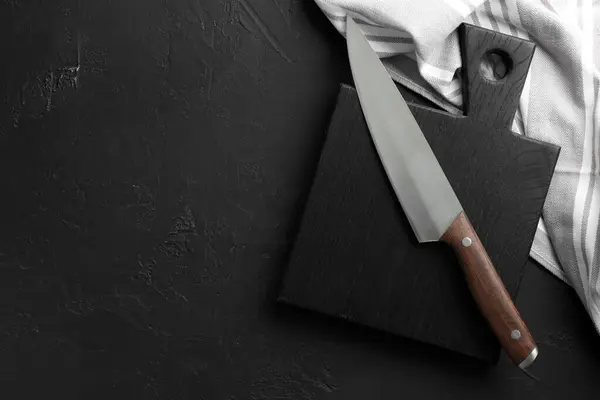 Couteau Tranchant Une Planche Sur Une Table Sombre Texturée Vue — Photo