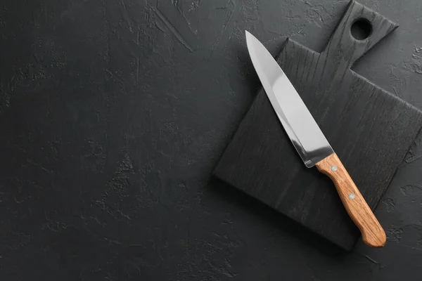Couteau Tranchant Une Planche Sur Une Table Sombre Texturée Vue — Photo