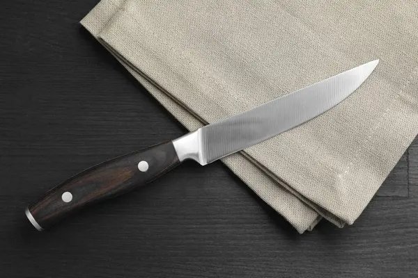 Couteau Tranchant Une Serviette Sur Une Table Bois Noir Vue — Photo