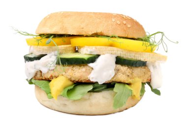 Sebzeli, soslu ve beyaz üzerine yalıtılmış lezzetli vejetaryen burger.