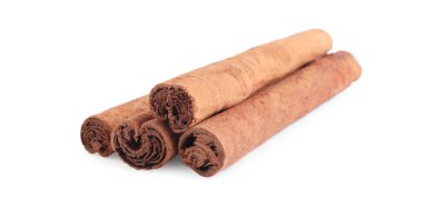 Beyaz üzerine izole edilmiş kuru aromatik tarçın çubukları.