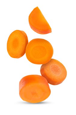 Beyaz arkaplana düşen taze havuç dilimleri