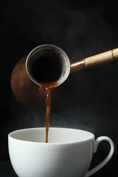 Турецкий Кофе Наливание Вареного Напитка Цеце Чашку Черном Фоне — стоковое фото