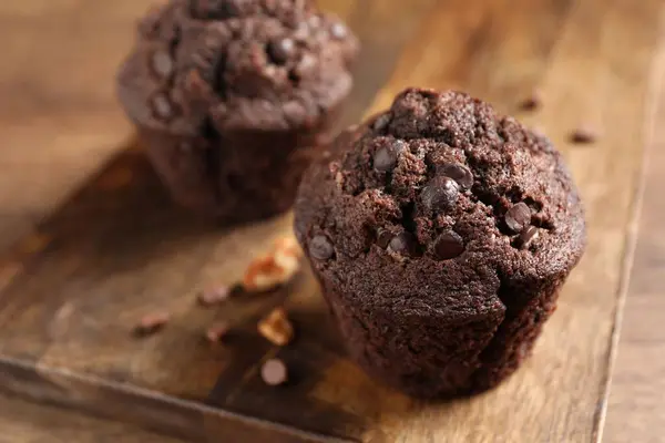 Köstliche Schokoladenmuffins Auf Holztisch Nahaufnahme — Stockfoto