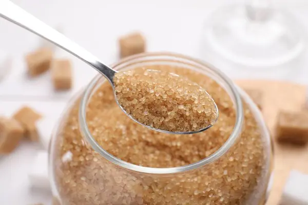 Brauner Zucker Mit Löffel Aus Glas Nahaufnahme — Stockfoto