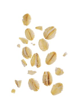 Beyaz arkaplana düşen kuru yulaf lapaları