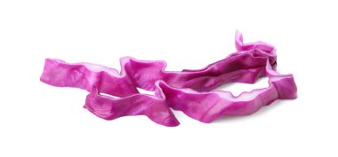 Parçalanmış kırmızı lahana parçaları beyaza izole edilmiş.