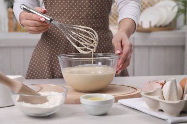 Kadın kasedeki çırpıcıyla para kazanıyor, yakın plan.