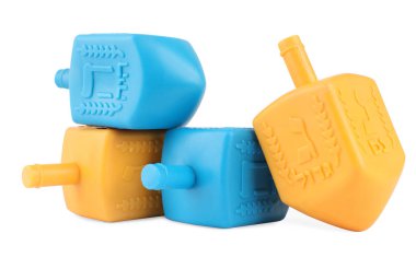 Hanuka kutlaması. Beyaz üzerine izole edilmiş Yahudi harfleri olan renkli eşyalar.