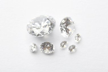 Beyaz arka planda bir sürü güzel parlak elmas, düz yatıyordu.