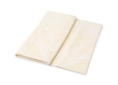 Çiğ puf böreği hamuru beyaza izole edilmiş.