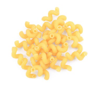 Çiğ cavatappi makarnası yığını beyaz, üst görünümde izole.