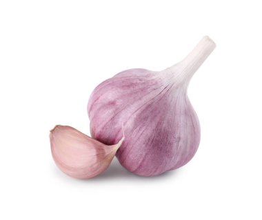 Taze çiğ sarımsak kafa ve karanfil beyaza izole edilmiş.