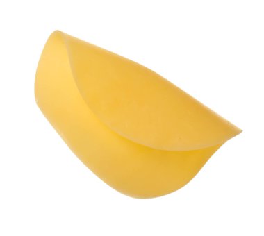 Beyaza izole edilmiş bir dilim lezzetli peynir.