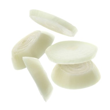 Beyaz arkaplana düşen taze soğan dilimleri