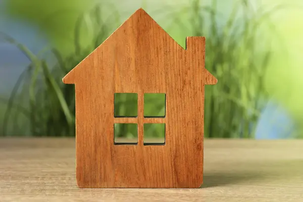 Concetto Ipotecario Modello Casa Tavolo Legno Contro Sfondo Verde Sfocato — Foto Stock