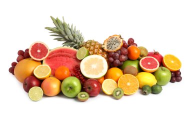 Farklı olgun meyve ve böğürtlenler beyaz üzerine izole edilmiş