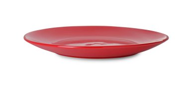 Güzel bir kırmızı tabak beyaza izole edilmiş.