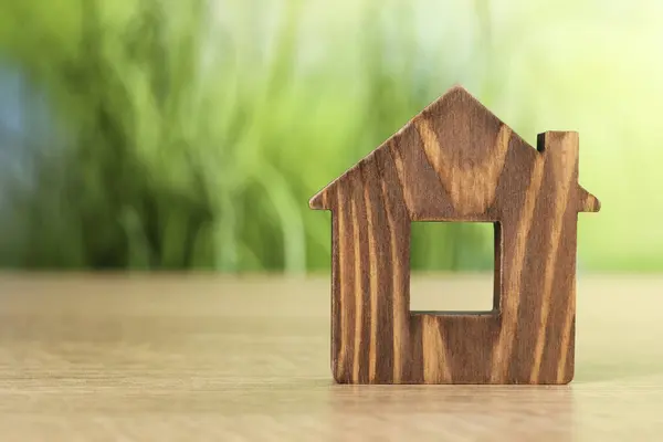 Concetto Ipotecario Modello Casa Tavolo Legno Sfondo Verde Sfocato Spazio — Foto Stock