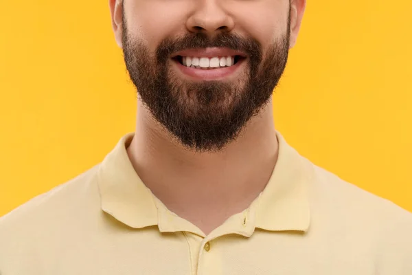 Άνθρωπος Καθαρά Δόντια Χαμογελά Κίτρινο Φόντο Closeup — Φωτογραφία Αρχείου