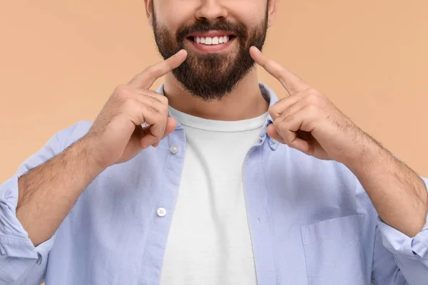 Άνθρωπος Δείχνει Καθαρά Δόντια Του Και Χαμογελά Μπεζ Φόντο Closeup — Φωτογραφία Αρχείου