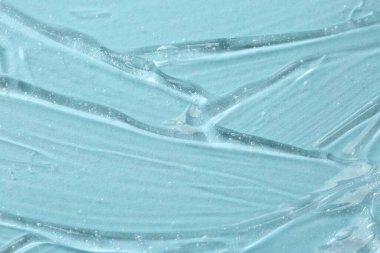 Açık mavi arkaplanda kozmetik serumu temizle, makro görünüm