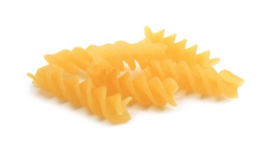 Çiğ fusilli makarna beyaza izole edilmiş. İtalyan mutfağı