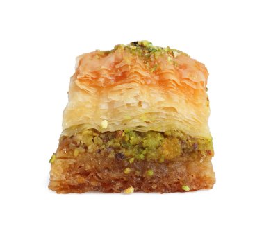 Beyaza izole edilmiş doğranmış fındıklı enfes taze baklava. Doğu tatlıları