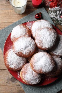 Lezzetli çörekler ve dekorlar masada, düz yerde.