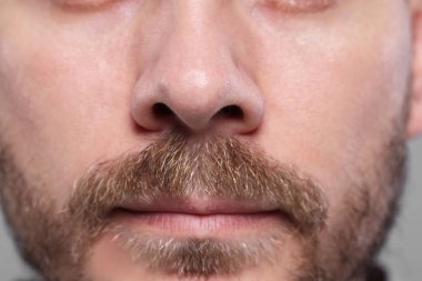 Normal cilde sahip bir adamın yakın görüntüsü